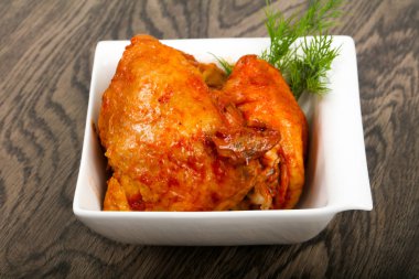 Ahşap masa üzerinde baharatlar kavrulmuş tavuk uyluk 