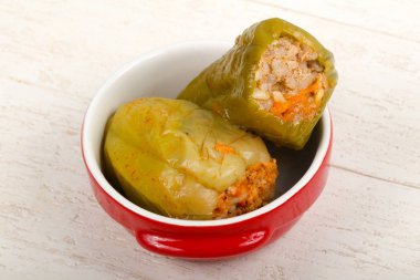 Ahşap arka plan üzerinde etli biber dolması