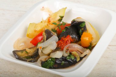 Kase haşlanmış sebze - patlıcan, domates, biber ve kabak ahşap arka plan üzerinde