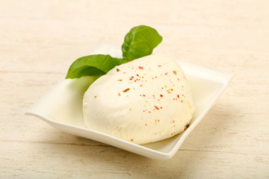 Fesleğenli Mozzarella peyniri beyaz masaya bırakır