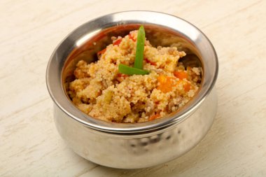 Et ve sebzelerin üzerine ahşap arka plan ile kuskus