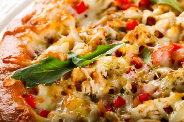 Et ve peynir ahşap arka plan üzerinde pizza