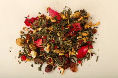 Aroma çay yığın meyve, meyveler ve otlar ahşap masa arka plan üzerinde