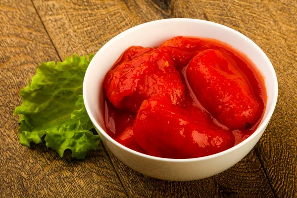 Tomates Pelées Avec Jus Dans Bol Sur Fond Bois — Photo
