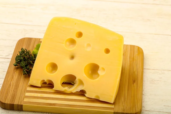 Stück Käse Über Holzgrund — Stockfoto