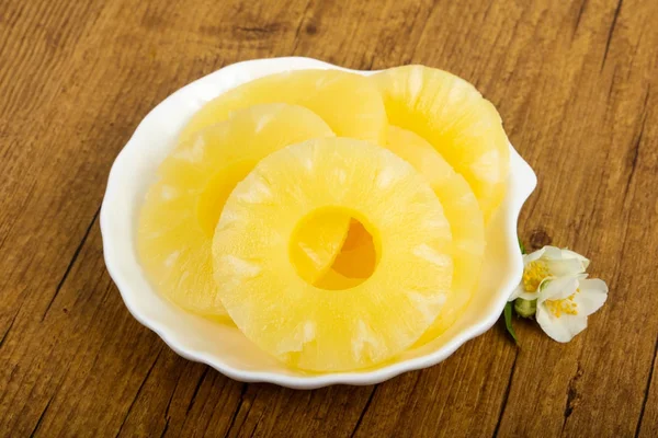 Konserve Ananas Parçaları Ahşap Masa Arka Plan Üzerinde — Stok fotoğraf