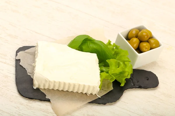 Queijo Feta Com Azeitonas Sobre Fundo Madeira — Fotografia de Stock