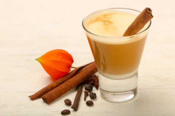 Tazza Caffè Caldo Con Latte Sfondo Tavolo Bianco — Foto Stock
