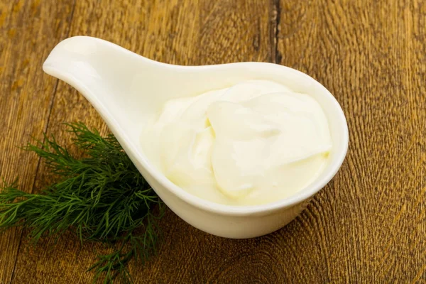 Grekisk Yoghurt Med Dill Lämnar Trä Bakgrund — Stockfoto