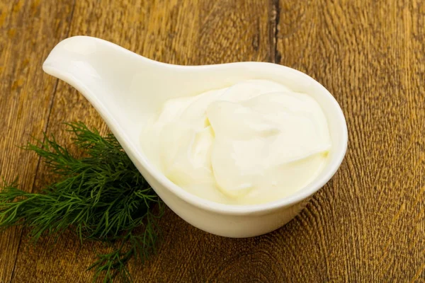 Griechischer Joghurt Mit Dillblättern Auf Holzgrund — Stockfoto