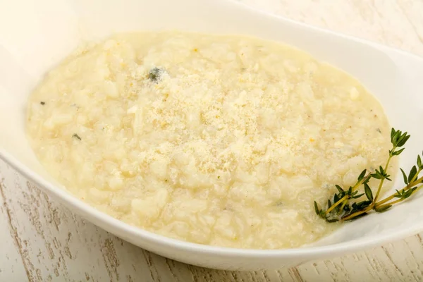 Italienische Küche Risotto Mit Blauschimmelkäse Vor Hölzernem Hintergrund — Stockfoto