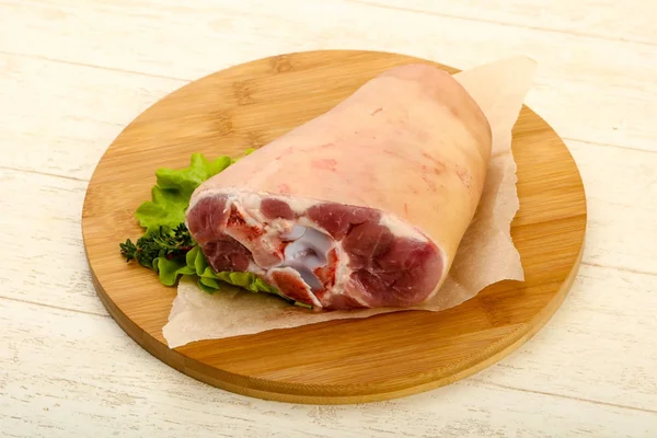 Fett Fläsk Knä Redo För Matlagning Trä Cutting Board Bakgrund — Stockfoto