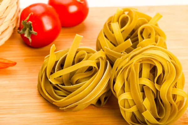 Massa Fettucine Crua Pronta Para Boliche Fundo Mesa Madeira — Fotografia de Stock