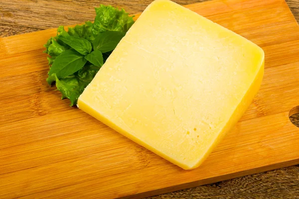 Queso Parmesano Con Hojas Ensalada Albahaca Sobre Fondo Madera —  Fotos de Stock