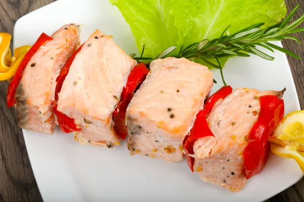 Pinza Salmón Con Pimienta Limón Sobre Fondo Madera — Foto de Stock