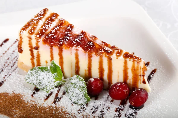 Gâteau Fromage Crème Cerise Dans Une Assiette Blanche — Photo