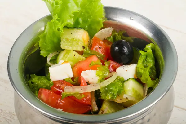 Griechischer Salat Mit Oliven Und Feta Käse Vor Holzhintergrund — Stockfoto