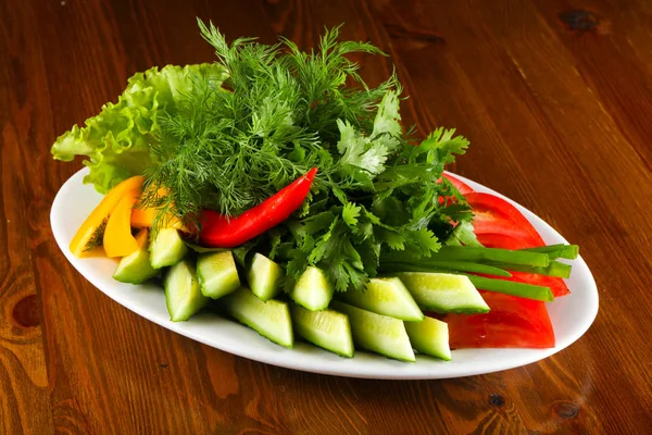 Sebze Snack Domates Salatalık Soğan Biber Otlar — Stok fotoğraf
