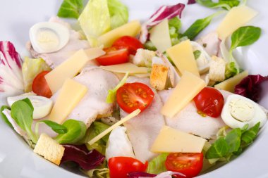 Jambon, yumurta ve beyaz tabakta domates salatası