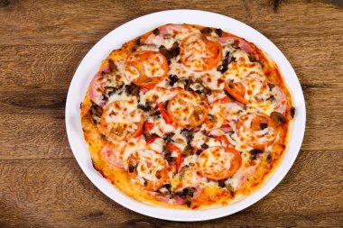 Jambon ve peynir ahşap arka plan üzerinde pizza