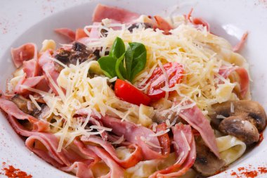 Jambon ve mantar beyaz plaka ile makarna