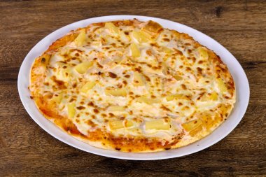 Ananas pizza ahşap arka plan üzerinde yumuşak peynir ile