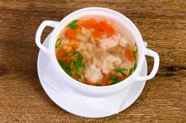 Tavuk çorbası dereotu mutfak masasında ile beyaz kase