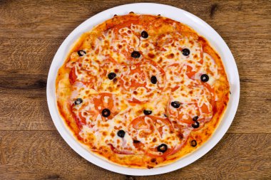 Zeytin, domates ve peynir ahşap arka plan üzerinde margarita pizza