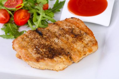Sos ve salata sosu beyaz plaka ile ızgara domuz