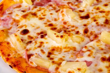 Jambon ve peynir ahşap arka plan üzerinde pizza