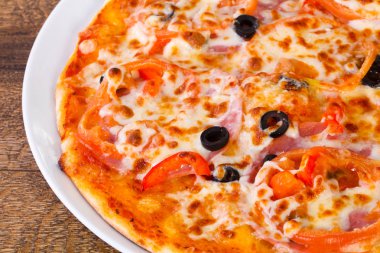 Jambon ve peynir ahşap arka plan üzerinde pizza