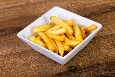 Patates kızartması ahşap arka plan üzerinde kase