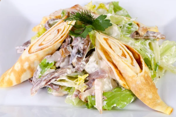Pannenkoek Met Rundvlees Salade Bladeren Witte Plaat — Stockfoto
