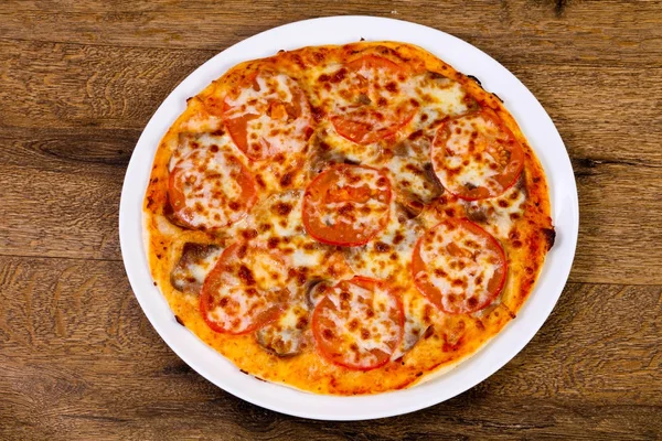 Pizza Med Nötkött Ost Och Tomater Över Trä Bakgrund — Stockfoto