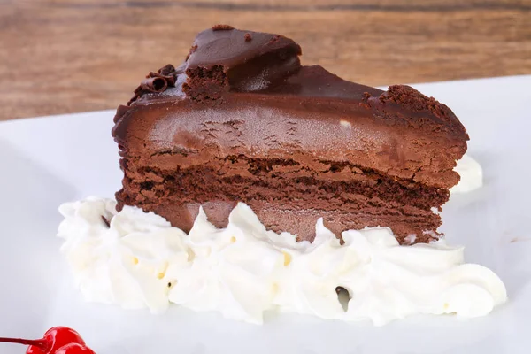Шоколадний Торт Вишнею Ятою Білій Тарілці — стокове фото