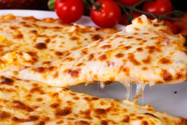 Ahşap arka plan üzerinde lezzetli dört peynirli pizza