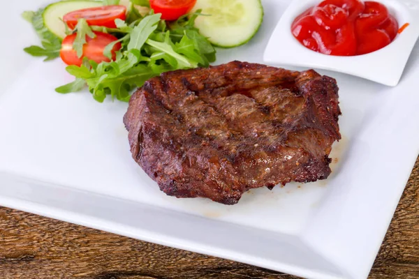 Rindersteak Mit Sauce Und Salatdressing Vor Holzhintergrund — Stockfoto