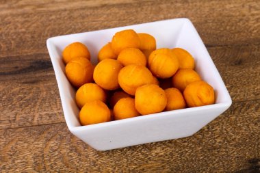 Sıcak patates topları ahşap arka plan üzerinde