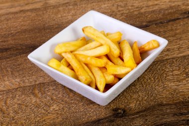 Patates kızartması ahşap arka plan üzerinde kase