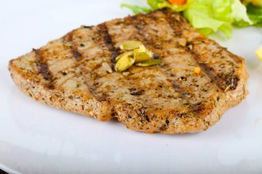 Beyaz tabakta limon ızgara orkinos biftek 