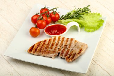 Izgara bağlantı noktası biftek domates ketçap ve biberiye 