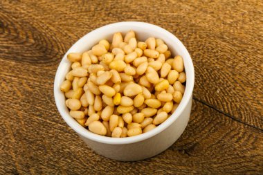 Sedir fındık yığın kase ahşap arka plan üzerinde