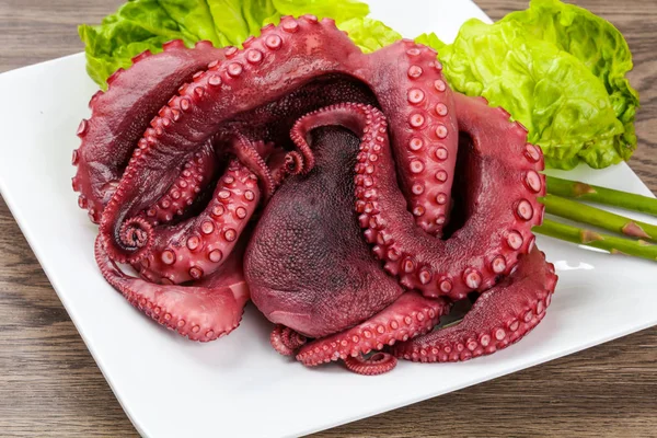 Polvo Cozido Pronto Para Comer Com Folhas Salada Sobre Fundo — Fotografia de Stock