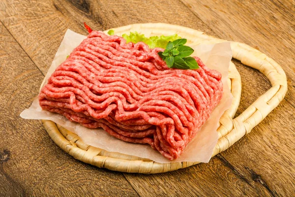 Malet Nötkött Kött Med Basilika Blad Redo För Matlagning — Stockfoto
