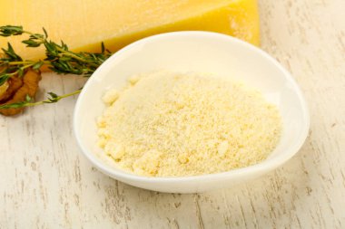 Parmesan rendelenmiş peynir yığın ceviz ve kekik ahşap arka plan üzerinde