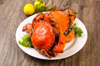Haşlama yengeç taze ve sıcak - delicous meze ahşap arka plan üzerinde