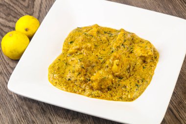 Tavuk tiçamasala. Ahşap arka plan üzerinde Hint geleneksel mutfak