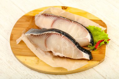 Ham sulu köpek balığı biftek ızgara üzerinde ahşap arka plan için hazır