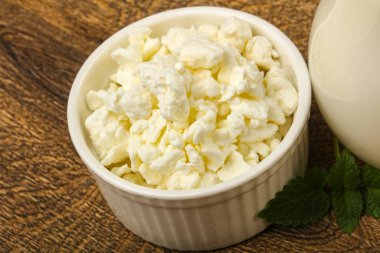 Süzme peynir süt, ahşap masa arka plan kase kase 