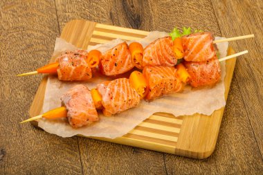 Çiğ somon şiş ile baharat yemek için ahşap masa arka plan hazır